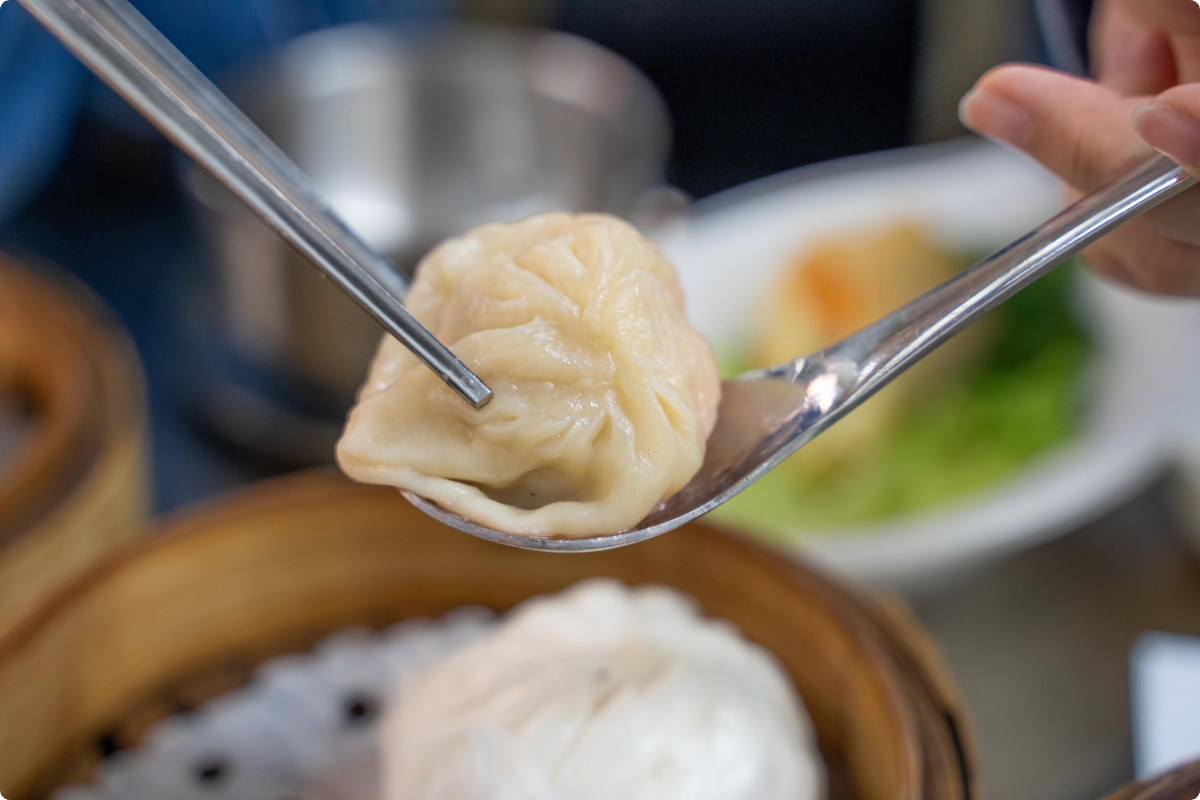 旅程开始，游轮餐厅明档已全天候为您开放，鲜香水饺、麻辣面条、软糯汤圆和爽口汤包等等中华美食小吃，钦点随享。舌尖上的游轮之旅，从世纪旗下各游轮的餐厅收获惊喜。